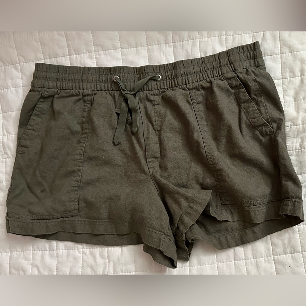 WOMEN'S GAP GREEN CARGO SHORTS